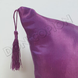 cojin-morado-borlas-detalle-don-copion